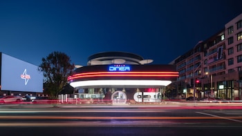 Elon Musk va en serio con Tesla Diner, el negocio que combina restaurante con proyección de películas