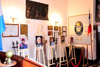 La muestra con los retratos, montada en la recepción de la vivienda