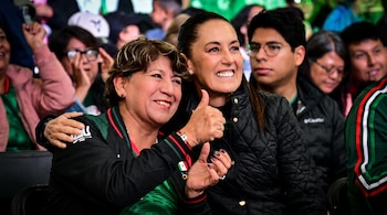 Sheinbaum encabeza la transmisión del México vs Inglaterra desde Nezahualcóyotl. (Presidencia)