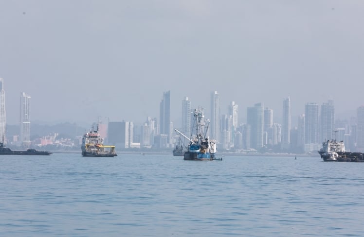 Barcos faenan en la bahía de Panamá, actividad que los científicos atribuyen a una clara señal de que el ruido de los motores puede interferir en la comunicación de los cetáceos. (MiAmbiente)