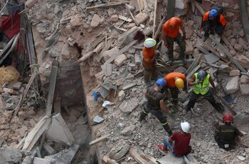 Los trabajos comenzaron el jueves pero debieron interrumpirse por la noche por temor a derrumbes (REUTERS/Aziz Taher)