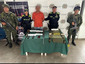 En medio de la captura de alias Alacrán, la Policía incautó dos armas de fuego tipo escopeta, munición de diferentes calibres, partes de fusil y prendas de uso privativo de las fuerzas militares - crédito @ROCHIGALEANO/X