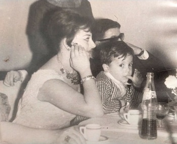 Marcos junto a su mamá,