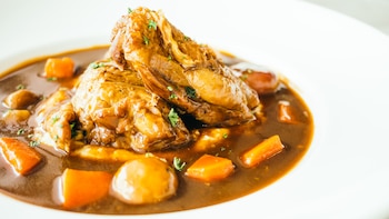 Conejo en salsa, la receta de la abuela para preparar este tradicional guiso casero