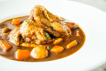 Receta de conejo guisado (Magnific)