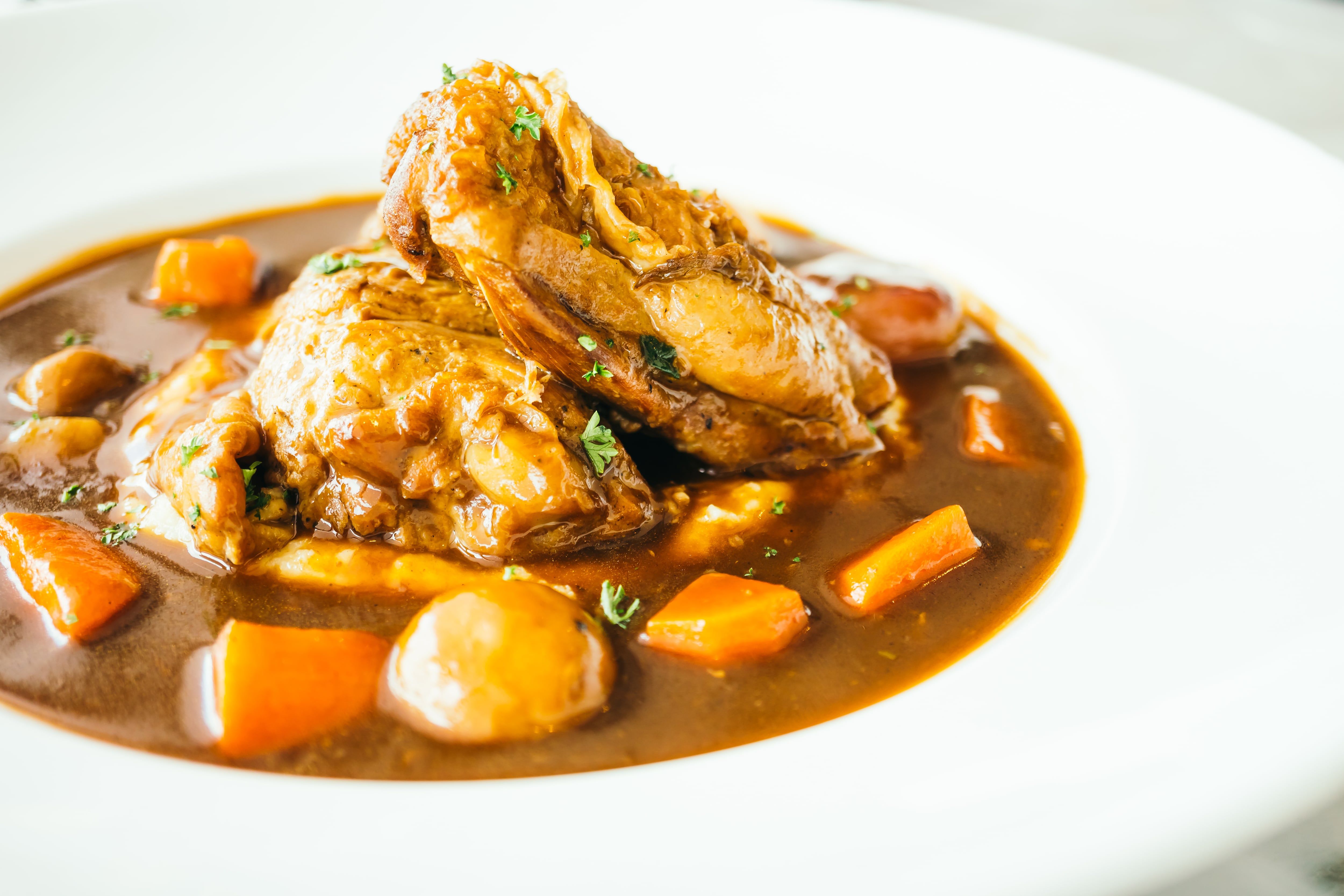 Receta de conejo guisado (Magnific)