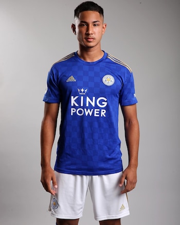 Faiq Bolkiah posa de frente vistiendo una camiseta azul del Leicester City y pantalón corto blanco sobre un fondo gris
