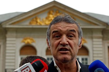 El legislador rumano y propietario del club de fútbol George Becali habla con los medios en Bucarest, 17 abril 2012.
REUTERS/Bogdan Cristel/FOTO DE ARCHIVO