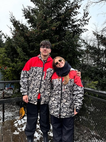 Ataviados con ropa térmica, Sol