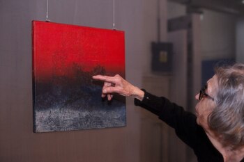 Elda observa "Las dos ciudades