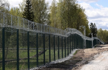 Vista de la nueva valla fronteriza entre Finlandia y Rusia en Nuijamaa, Finlandia, el 21 de mayo de 2025 (REUTERS/Leonhard Foeger)