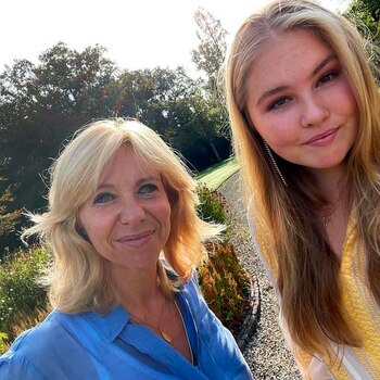 Amalia de Holanda junto a