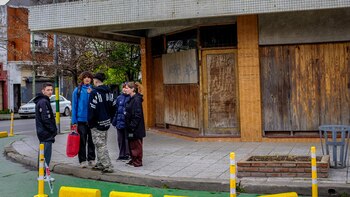 Un grupo de vecinos comentan