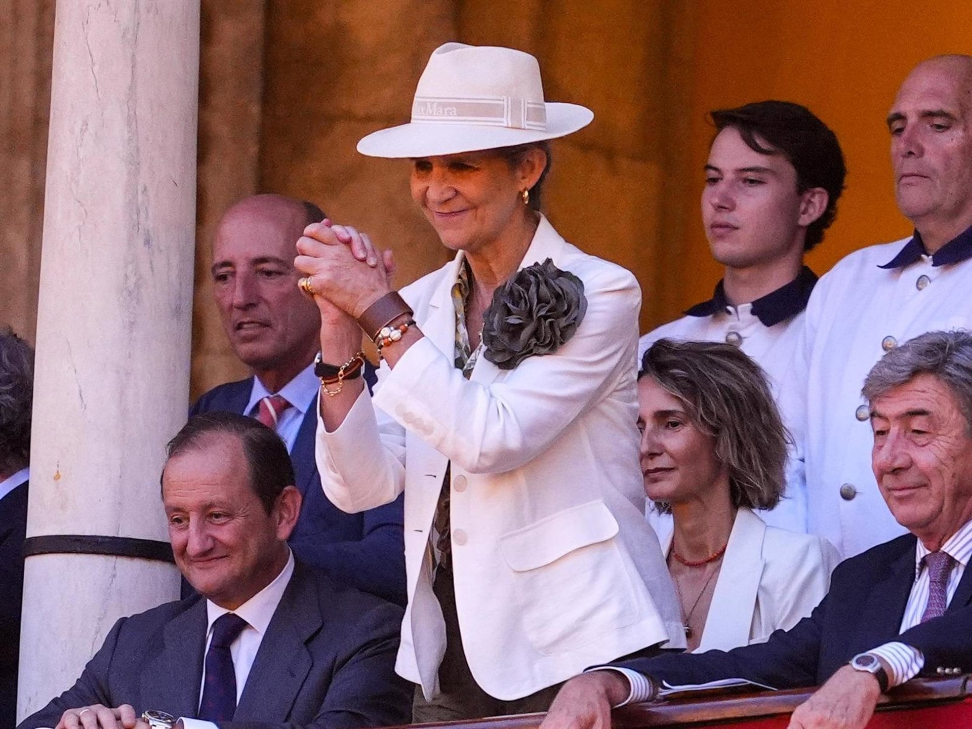 28/09/2026 La infanta Elena viendo a Morante de la Puebla en La Maestranza de Sevilla.
Una semana después de viajar a Sanxenxo para acompañar al Rey Juan Carlos en su última visita a España para participar en las regatas a bordo de 'El Bribón', y de arropar al Emérito junto a su sobrina Irene Urdangarín en la entrega del prestigioso premio literario 'Saint-Simon' en Francia por su libro de memorias, 'Reconciliación', la infanta Elena ha retomado su vida pública asistiendo este domingo a la Feria de San Miguel en la Real Maestranza de Sevilla para ver a su torero favorito, Morante de la Puebla.
POLITICA EUROPA ESPAÑA SOCIEDAD