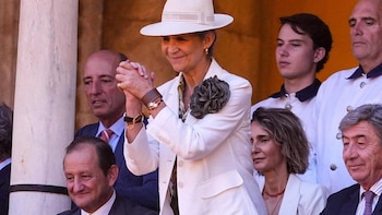 La infanta Elena demuestra el poder de los complementos para un look perfecto en su aplaudida reaparición en Sevilla