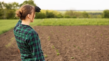 Cristina Armunia aborda el amor LGTBI y el desarraigo en el mundo rural en su nueva novela: “En los pueblos hay un grito de gente que quiere quedarse, pero no puede”