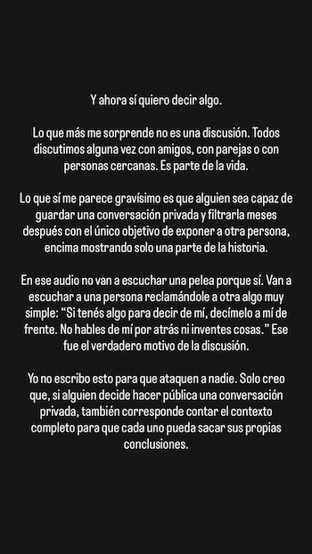 Texto blanco sobre fondo negro con un comunicado de Tuli Acosta acerca de la filtración de un audio y una conversación privada