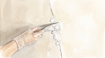 Ilustración en acuarela de una mano con guante transparente que usa una espátula para cubrir una grieta en una pared beige.
