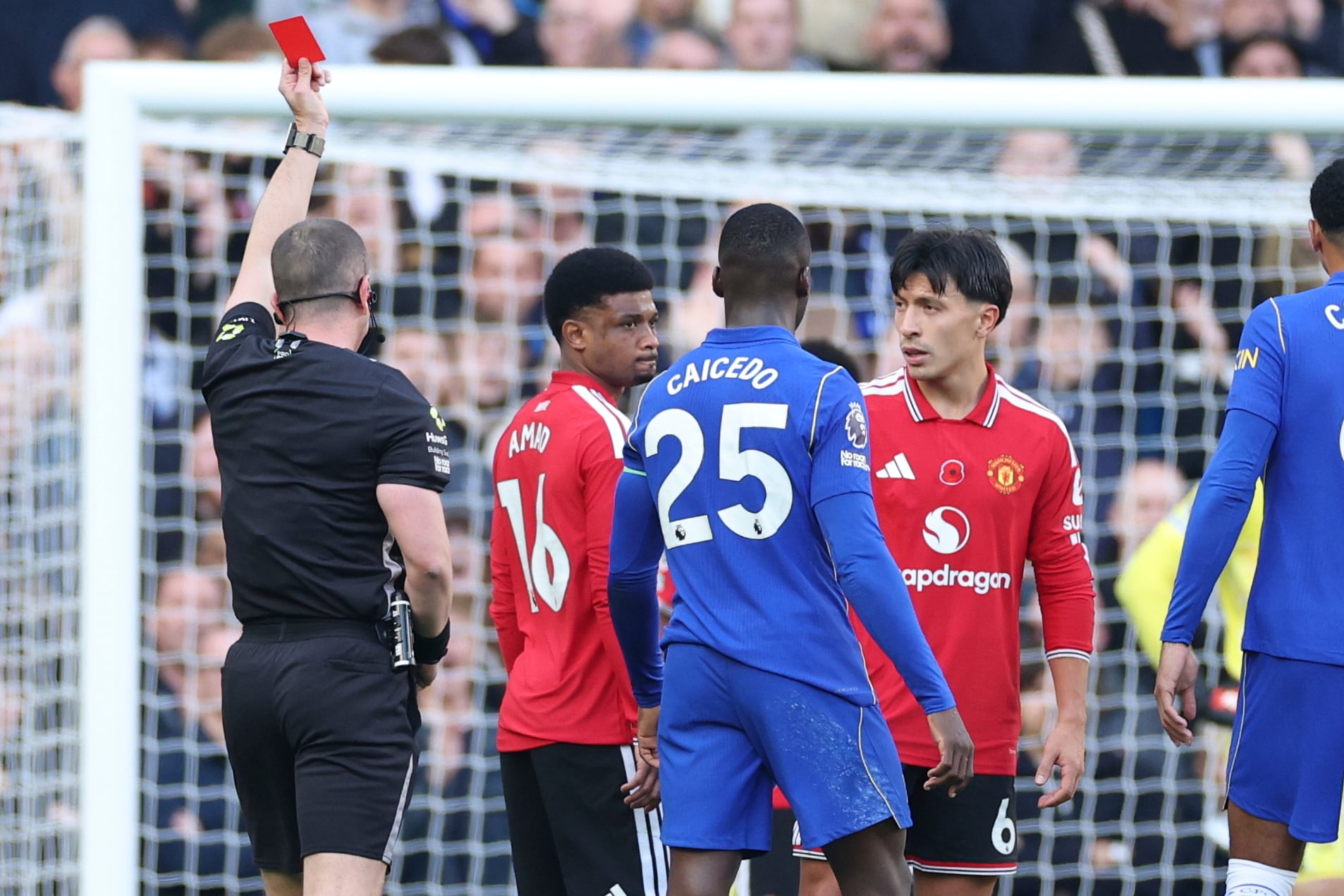 Lisandro Martínez fue expulsado en la derrota ante Chelsea (AP Foto/Ian Walton)