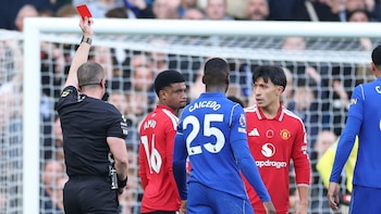 La expulsión de Lisandro Martínez en la derrota que dejó al Manchester United al borde de la zona de descenso: la respuesta del DT sobre su roja
