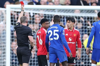 Lisandro Martínez fue expulsado en la derrota ante Chelsea (AP Foto/Ian Walton)