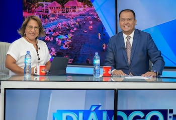 La directora ejecutiva de CORSATUR, Alejandra Durán, junto al conductor del programa Diálogo 21, durante una entrevista sobre el crecimiento del turismo en El Salvador (Foto cortesía Secretaría de Prensa).