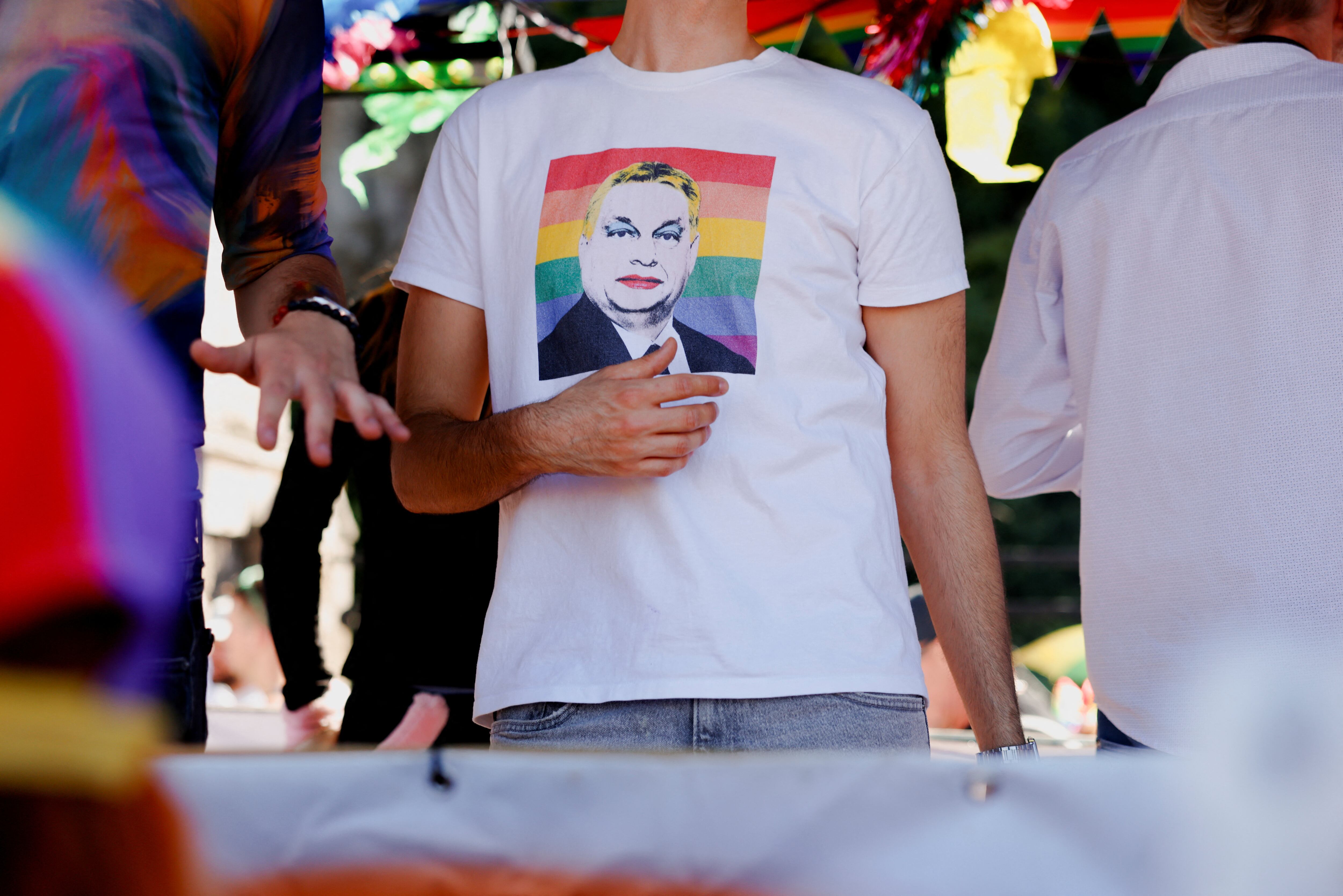Una persona lució una camiseta con la imagen del primer ministro húngaro Viktor Orban durante la Marcha del Orgullo de Budapest (REUTERS)