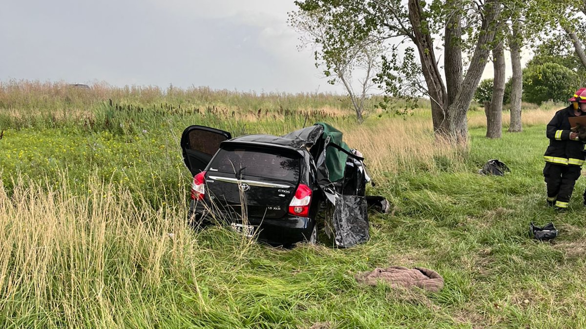 Choque fatal en la ruta 11: una mujer y sus dos hijas murieron al despistar y chocar contra un árbol