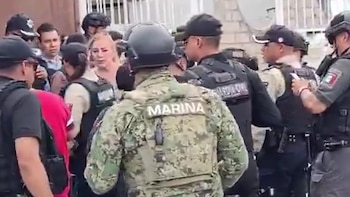Hombre armado toma a familiares como rehenes en Tecámac, incluyendo a tres menores de edad