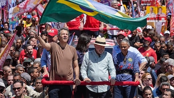 Brasil elige este domingo entre los modelos antagónicos de Lula y Flávio Bolsonaro en una contienda muy igualada