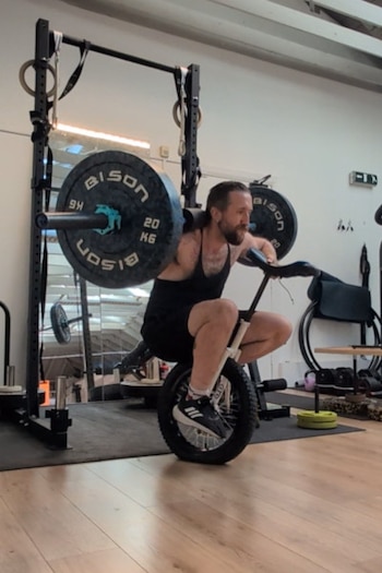 El récord mundial que combina fuerza y equilibrio: hizo una sentadilla con 60 kilos sobre un monociclo