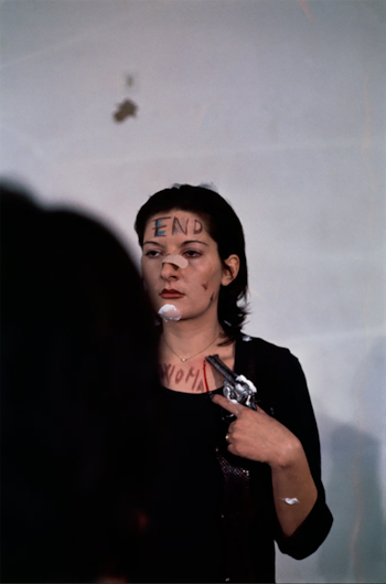 «Rhythm 0», que Abramović presentó en Italia en 1974, incluía una pistola y munición real.
