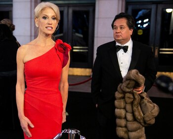 Kellyanne Conway junto a su