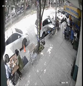 El hombre se fue caminando