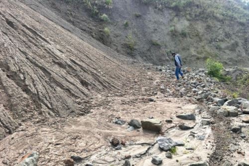 En Santa Cruz de Chuca, un deslizamiento de lodo y tierra ha dejado poblados incomunicados, desencadenando una respuesta inmediata de las autoridades locales. (Andina)