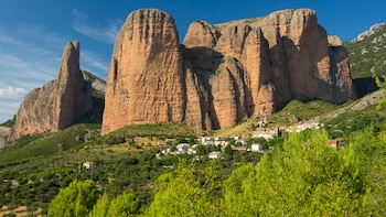 El “cañón del Colorado español”: una ruta por fortalezas románicas, ‘castillos de piedra’ y un Monumento Natural junto a los Pirineos