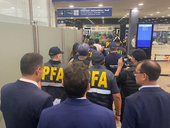 La expulsión del país se