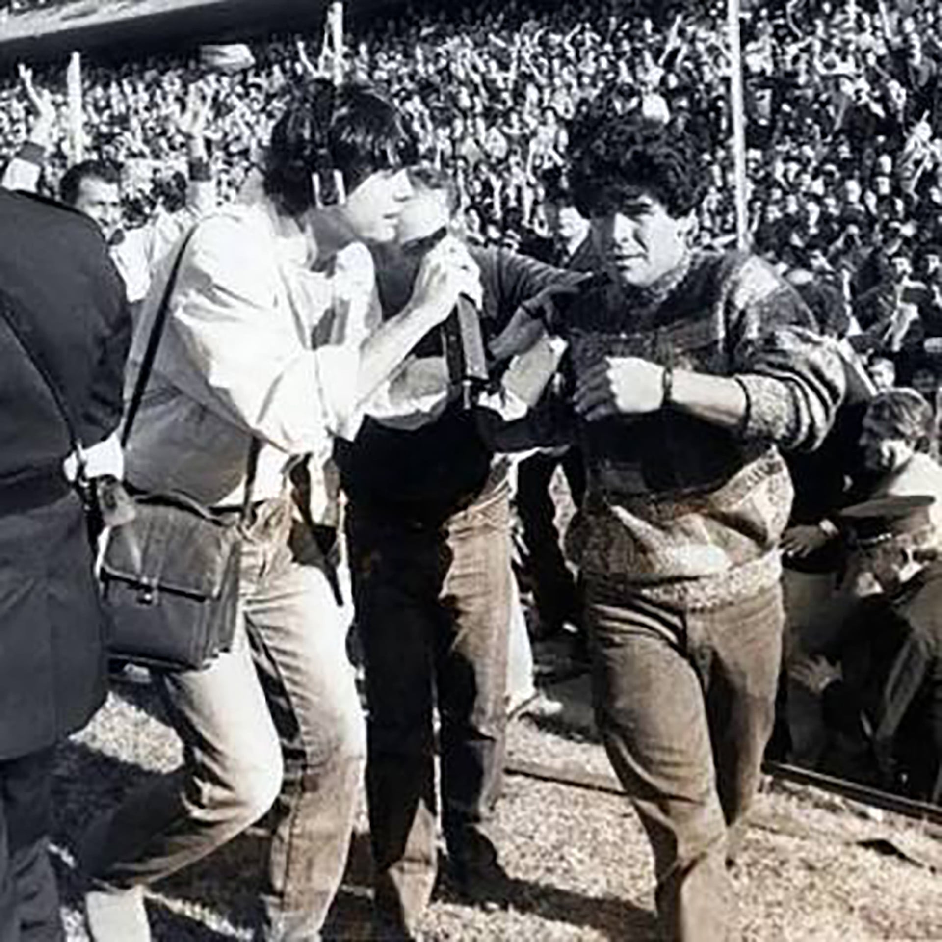 Marcelo Tinelli, cronista de radio Rivadavia, intenta la nota con Diego Maradona. Fue en la Bombonera, minutos antes del arranque de la edición '86 de la Copa Libertadores entre Boca y River cuando se le hizo un homenaje a los recientes campeones del mundo