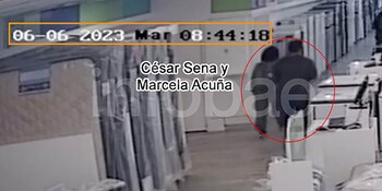 Juntos caminan hacia la salida