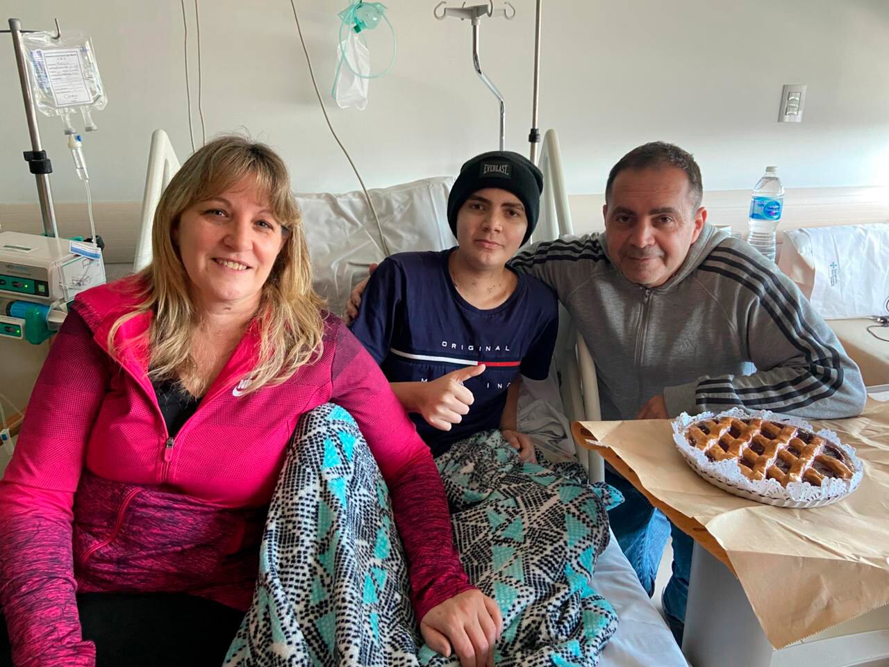 Tomás junto a su mamá y papá (Instagram/juntosportomy)