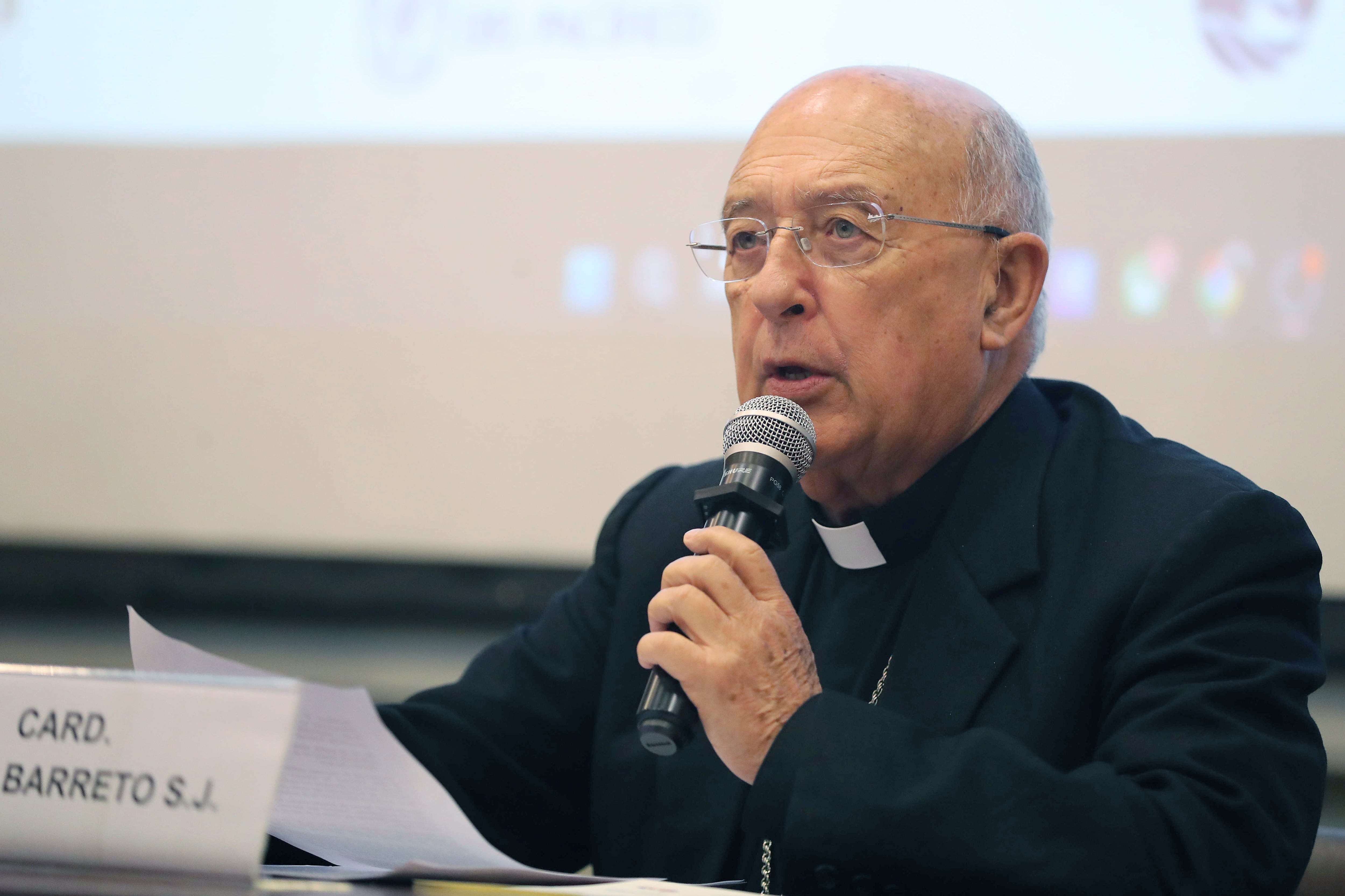 El cardenal peruano Pedro Barreto, presidente de la Conferencia Eclesial de la Amazonía, habla durante un seminario este 9 de agosto en Lima (Perú). EFE/Paolo Aguilar