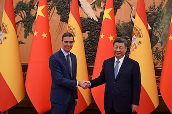 El presidente chino, Xi Jinping, recibe al presidente del Gobierno, Pedro Sánchez, antes de mantener un encuentro en el Gran Palacio del Pueblo de Pekín este martes. (EFE/ Borja Puig de la Bellacasa)