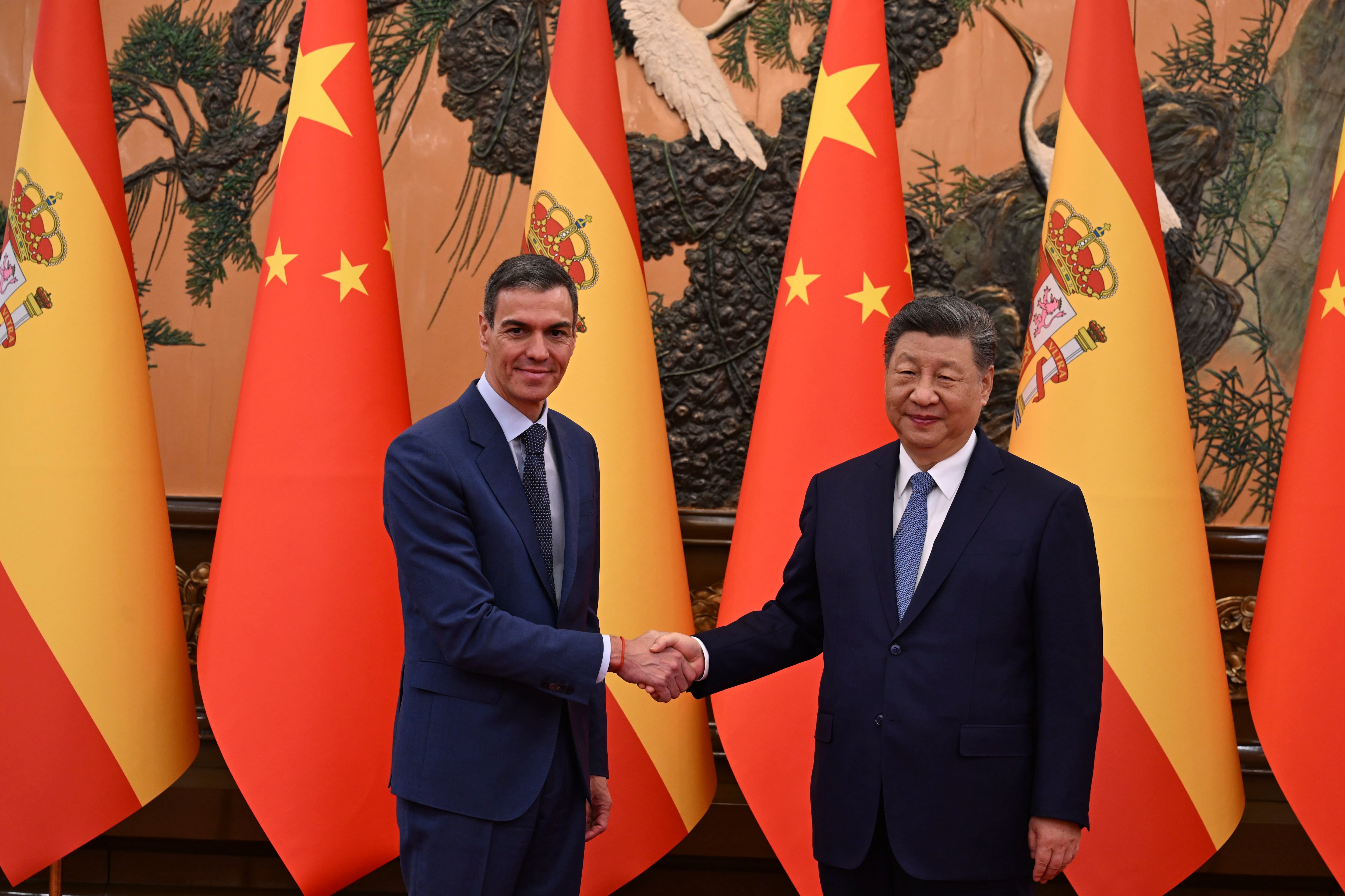 ARCHIVO: El jefe del régimen chino, Xi Jinping, recibe al presidente del Gobierno, Pedro Sánchez, antes de mantener un encuentro en el Gran Palacio del Pueblo de Pekín en abril pasado (Reuters)