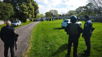 Personal policial realizó controles dentro del Cementerio Parque, donde cerca de 30 motociclistas intentaron escapar por los sectores laterales al concluir la ceremonia de sepultura (Foto: 0223)