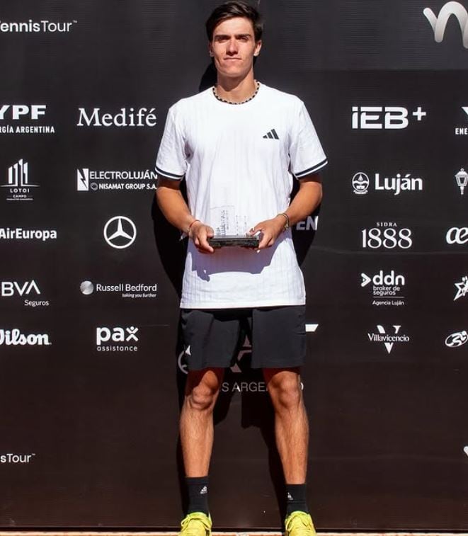 Lucio Ratti sumó tres títulos ITF World Tennis en el último año, dos en polvo de ladrillo y uno en cemento (Crédito: Instagram / @lucio.ratti)
