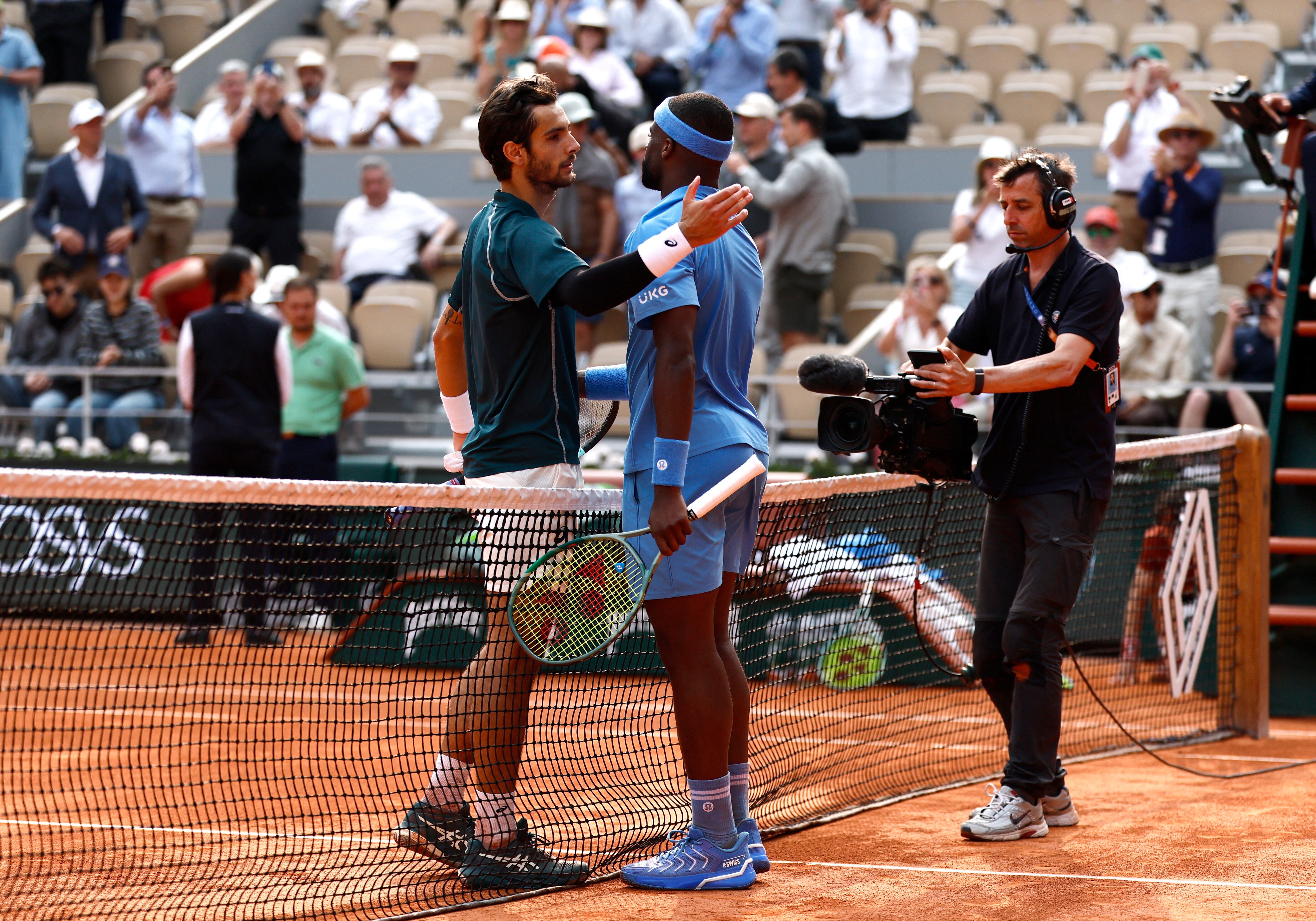 El diálogo entre Musetti y Tiafoe tras el encuentro (REUTERS/Stephanie Lecocq)