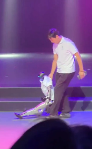 Robot humanoide que intentó bailar como Michael Jackson terminó en el suelo.