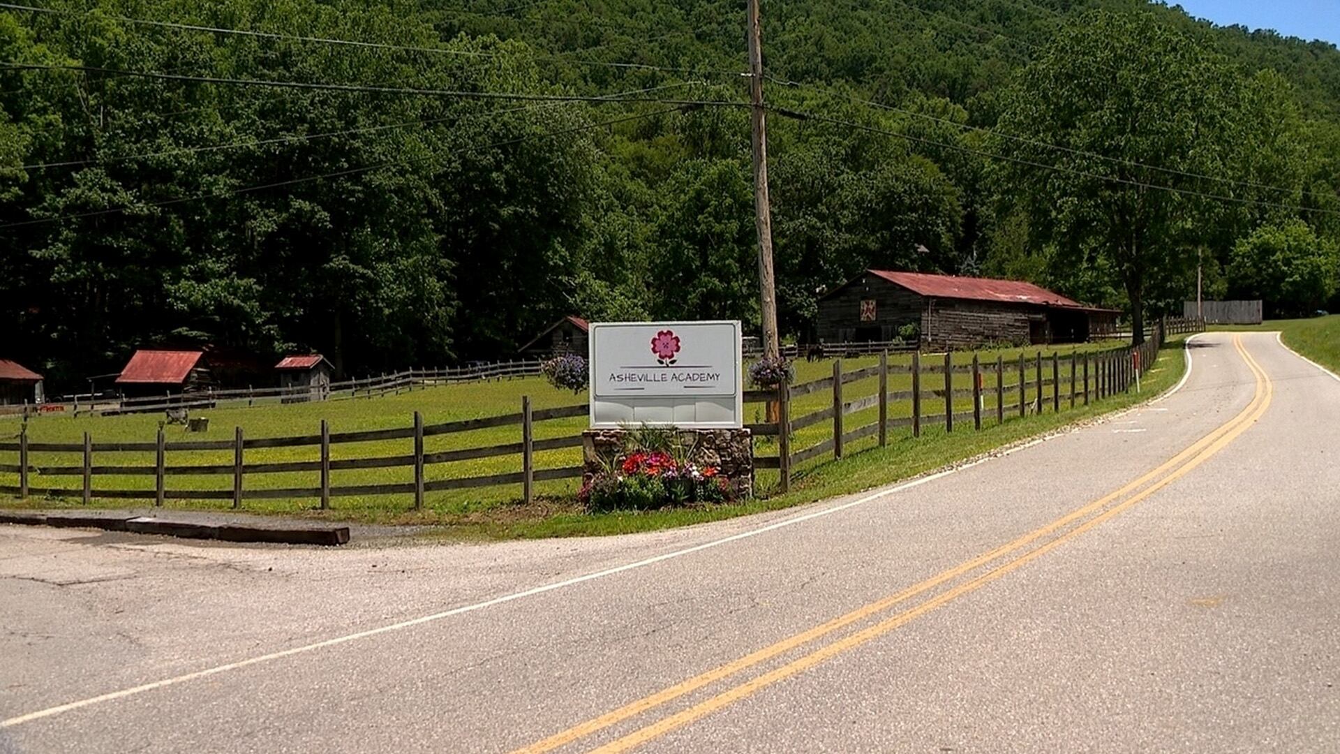 La Academia Asheville cerró tras dos suicidios en su campus en Carolina del Norte, generando una investigación estatal. (AP Photo)