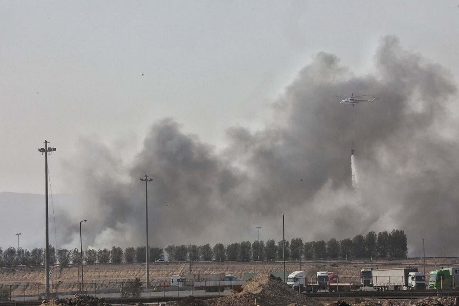 Un helicóptero de rescate combate las llamas en el puerto Shahid Rajaei de Bandar Abbas (EP)