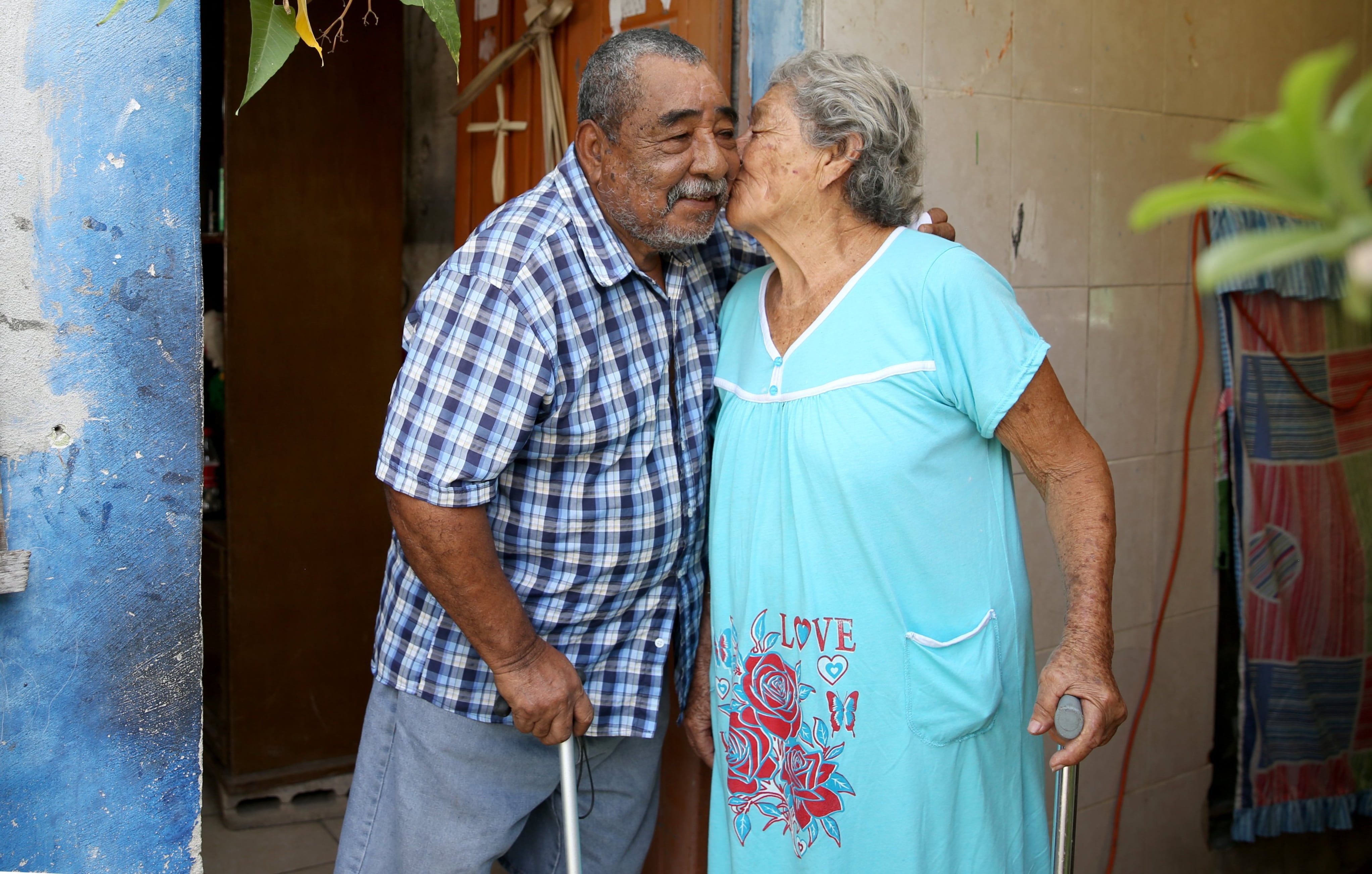 El programa social mantiene como objetivos principales el fortalecimiento de la protección económica de los adultos mayores y la reducción de la vulnerabilidad social.